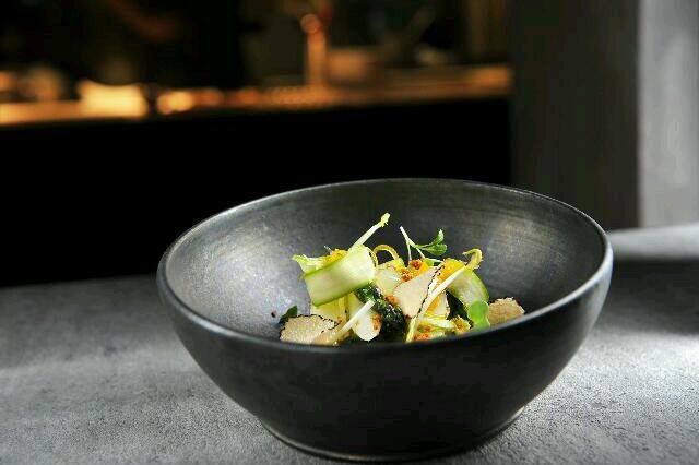 Chřest, rozebraná holandská omáčka, letní lanýž.jpg Chřest, rozebraná holandská omáčka, letní lanýž z letního menu v Mlýnci