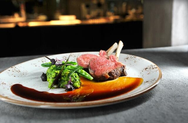 Jehněčí hřbet, hrášek, máta, černý česnek, koriandr.jpg Jehněčí hřbet, hrášek, máta, černý česnek, koriandr z letního menu v Mlýnci