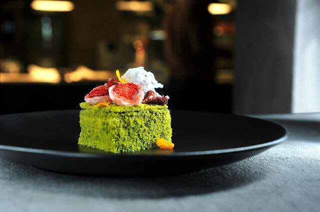 Pistáciové Sabble, čerstvé jahody, třešňová zmrzlina.jpg Pistáciové Sabble, čerstvé jahody, třešňová zmrzlina z letního menu v Mlýnci