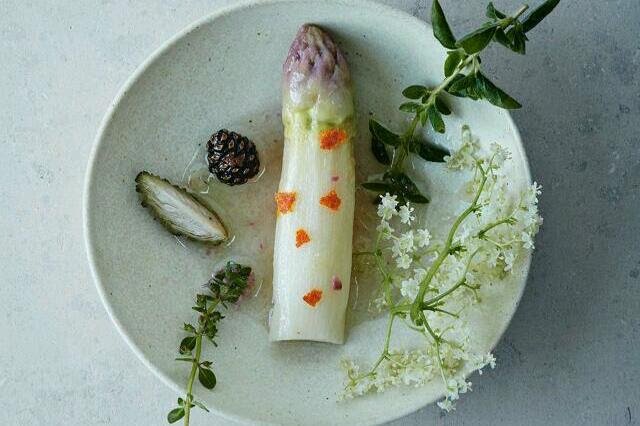 Nakládáný chřest s bylinkami a borovými šiškami Nakládáný chřest s bylinkami a borovými šiškami