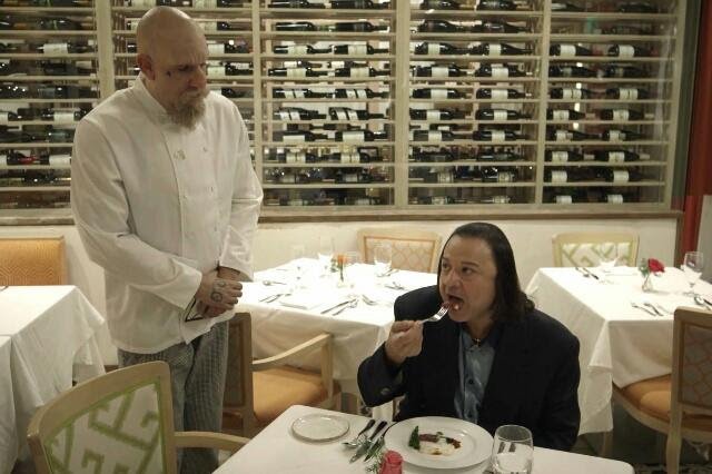 Who is America.jpg Sacha Baron Cohen je v postavě šéfkuchaře Shermana opravdu k nepoznání ?