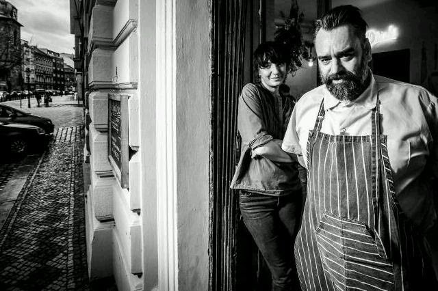 rps20180902_105904_411.jpg Paul Day s manželkou se s tím nemažou ?