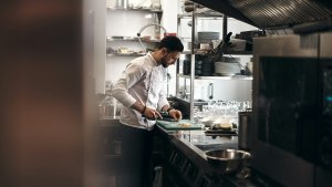 Tělo jako pracovní nástroj: Jak si v gastronomii chránit záda, ruce i hlas