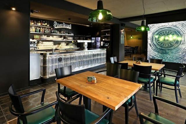 Stěny interiéru zdobí reliéfy nejtypičtějších míst plzeňského pivovaru.jpg Stěny interiéru zdobí reliéfy nejtypičtějších míst plzeňského pivovaru