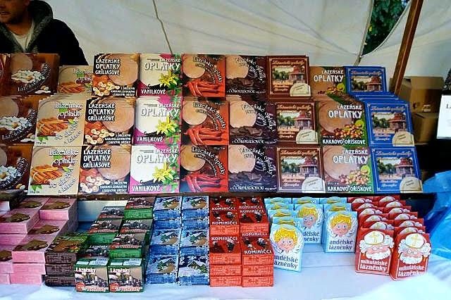 Na kolonádě jsem potkala i několik stánků s lázeňskými oplatkami.jpg Na kolonádě jsem potkala i několik stánků s lázeňskými oplatkami