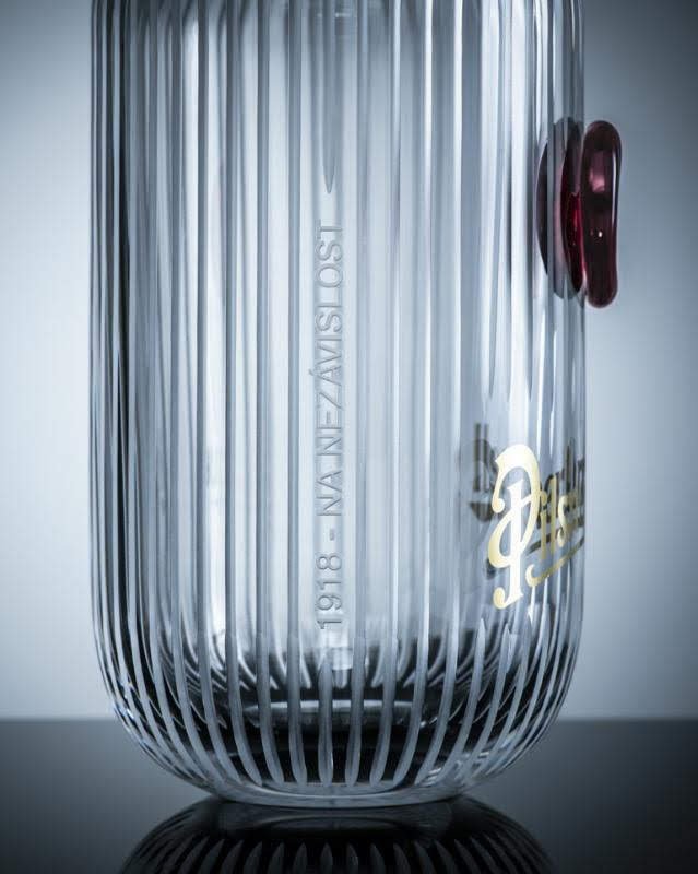 K dekoraci ručně foukané křišťálové lahve autoři využili výjimečný brus sklárny Bomma.jpg K dekoraci ručně foukané křišťálové lahve autoři využili výjimečný brus sklárny Bomma