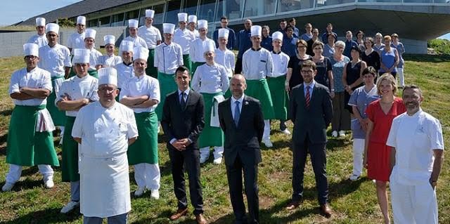 Sébastian Bras (uplně vpravo) se svých hvězdiček asi nezbaví.jpg Sébastian Bras (uplně vpravo) se svých hvězdiček asi nezbaví