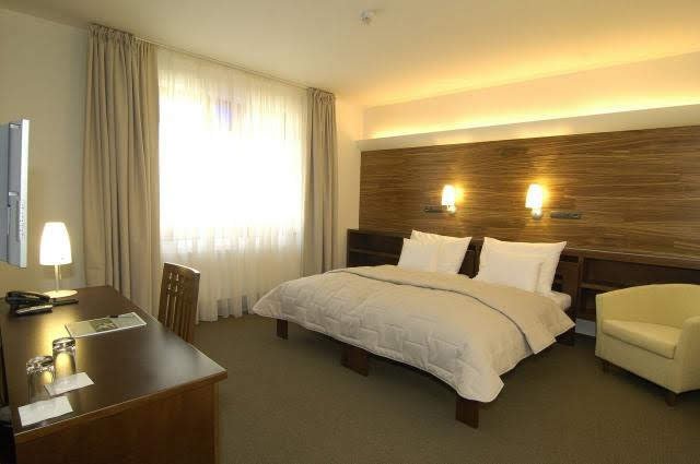 Zámecký hotel Sychrov je po 12 letech po svém otevření na prodej.jpg Zámecký hotel Sychrov je po 12 letech po svém otevření na prodej