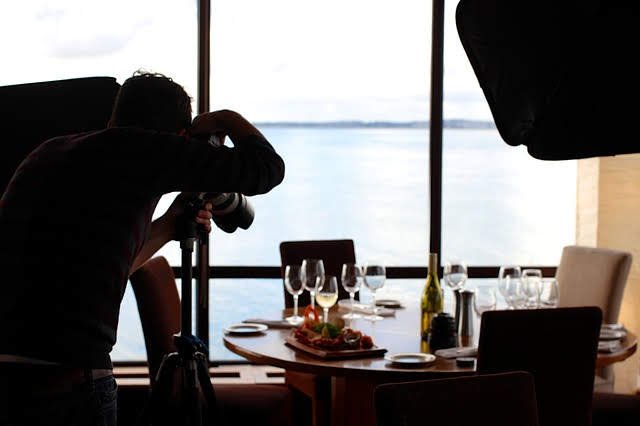 Některé luxusní restaurace si například najaly profesionální fotografy.jpg Některé luxusní restaurace si například najaly profesionální fotografy