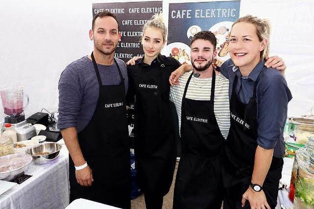 Francesca Kolowrat se svým týmem.jpg Francesca Kolowrat se svým týmem