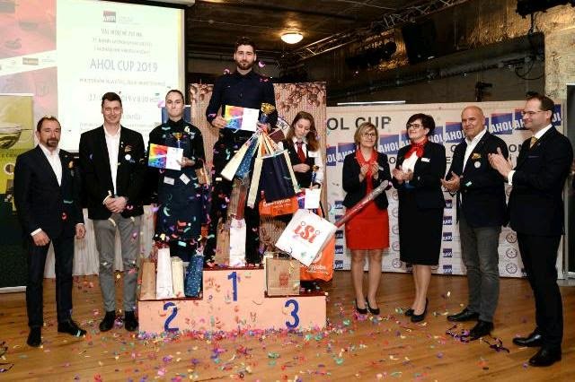 Na prvním místě mezi baristy se po sečtení všech disciplín ocitl Patrik Pažďora ze SHŠ Bukaschool Most,.jpg Na prvním místě mezi baristy se po sečtení všech disciplín ocitl Patrik Pažďora ze SHŠ Bukaschool Most,