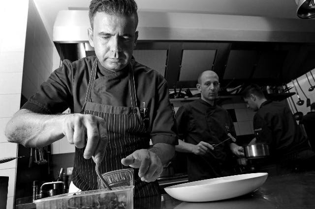 Podle michelinského šéfkuchaře Radka Kašpárka by si michelinskou hvězdičku zasloužilo víc pražských restaurací.jpg Podle michelinského šéfkuchaře Radka Kašpárka by si michelinskou hvězdičku zasloužilo víc pražských restaurací