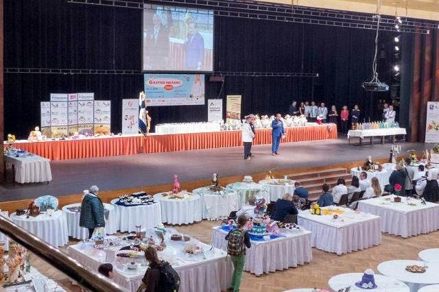 V Hradci se zase všichni sešli.jpg V Hradci se zase všichni sešli