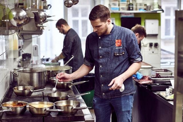 Marek Šáda rád vaří a ví, že to umí, a holkám se to líbí.jpg Marek Šáda rád vaří a ví, že to umí, a holkám se to líbí