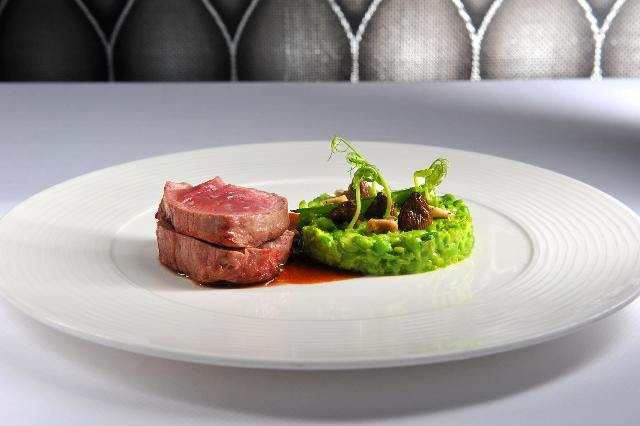 Telecí svíčková, hrášek, Kačenka česká, Périgourdine omáčka.jpg Telecí svíčková, hrášek, Kačenka česká, Périgourdine omáčka