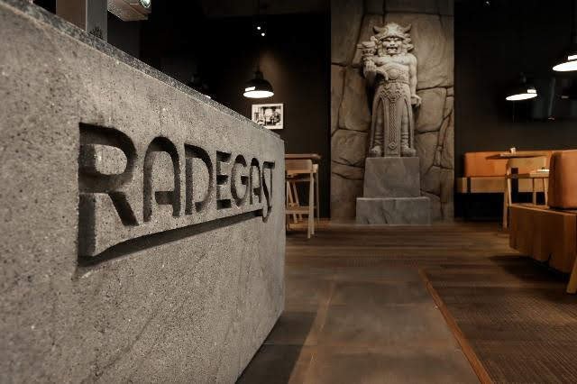 Už i v Novém Jičíně si mohou lidé dopřát špičkově načepované tankové pivo Radegast.jpg Už i v Novém Jičíně si mohou lidé dopřát špičkově načepované tankové pivo Radegast