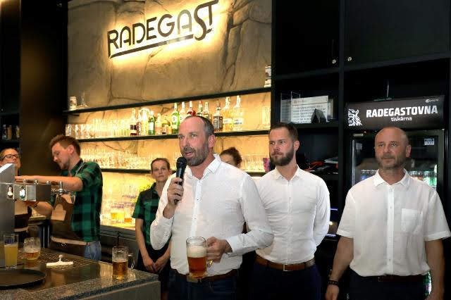 Už i v Novém Jičíně si mohou lidé dopřát špičkově načepované tankové pivo Radegast.jpg Už i v Novém Jičíně si mohou lidé dopřát špičkově načepované tankové pivo Radegast