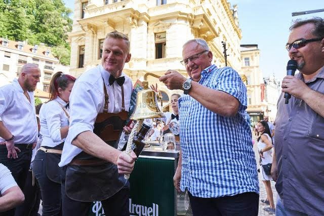 Vrchní opět prchali karlovarskou kolonádou.jpg Vrchní opět prchali karlovarskou kolonádou