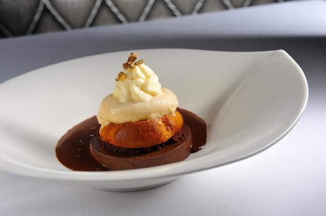 Čokoládová profiterolka, karamelová zmrzlina.jpg Čokoládová profiterolka, karamelová zmrzlina