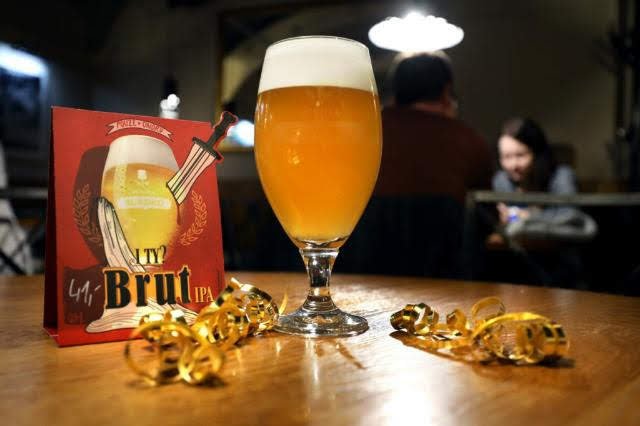 Plzeňští sládci uvařili poprvé v historii pivovaru pivo kategorie Brut IPA.jpg Plzeňští sládci uvařili poprvé v historii pivovaru pivo kategorie Brut IPA