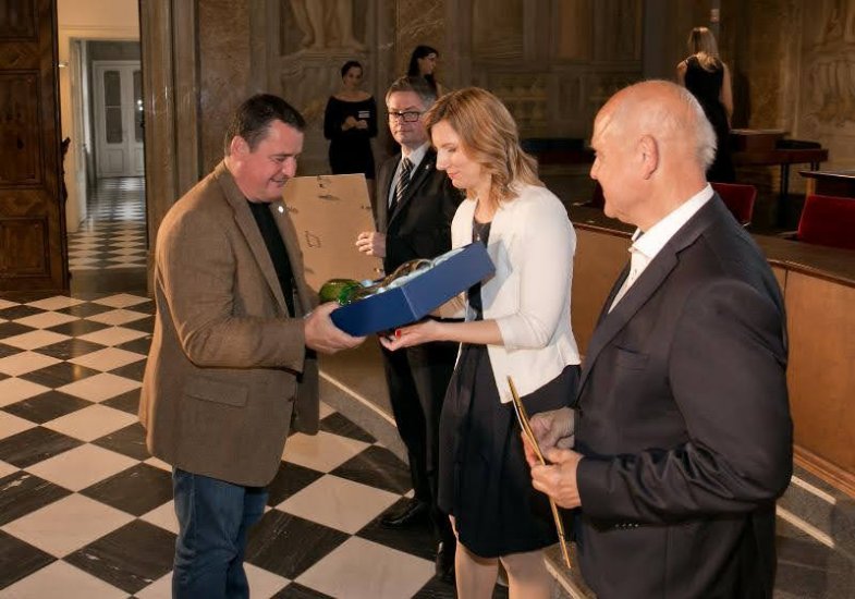 První místo v soutěži Pivex v kategorii tmavých ležáků převzal za Rodinný pivovar Bernard PR manažer Zdeněk Mikulášek..jpg První místo v soutěži Pivex v kategorii tmavých ležáků převzal za Rodinný pivovar Bernard PR manažer Zdeněk Mikulášek.