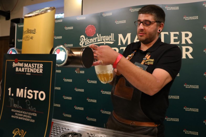 Čepování piva a další hodnocené disciplíny nejlépe zvládli Martin Pačes z restaurace Červený jelen.jpg Čepování piva a další hodnocené disciplíny nejlépe zvládli Martin Pačes z restaurace Červený jelen...