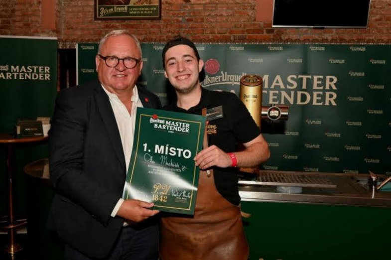 Ota Macháček z hospody Na Hradě v Hradci Králové s Václavem Berkou.jpg Ota Macháček z hospody Na Hradě v Hradci Králové s Václavem Berkou