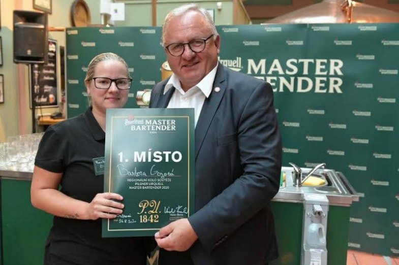 Barbora Gojová z ostravské Kozlovny u Ježka s emeritním vrchním sládkem Plzeňského Prazdroje Václavem Berkou.jpg Barbora Gojová z ostravské Kozlovny u Ježka s emeritním vrchním sládkem Plzeňského Prazdroje Václavem Berkou