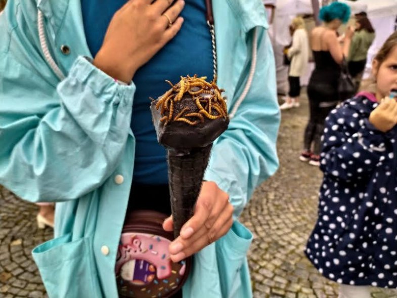 Lucie na zmrzlinovém festivalu nelenila, ochutnávala a fotila.jpg Lucie na zmrzlinovém festivalu nelenila, ochutnávala a fotila