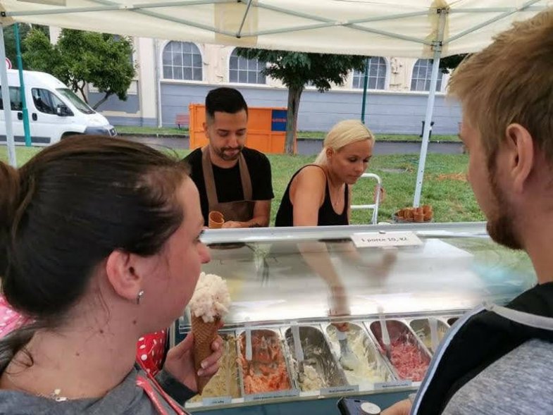 Lucie na zmrzlinovém festivalu nelenila, ochutnávala a fotila.jpg Lucie na zmrzlinovém festivalu nelenila, ochutnávala a fotila
