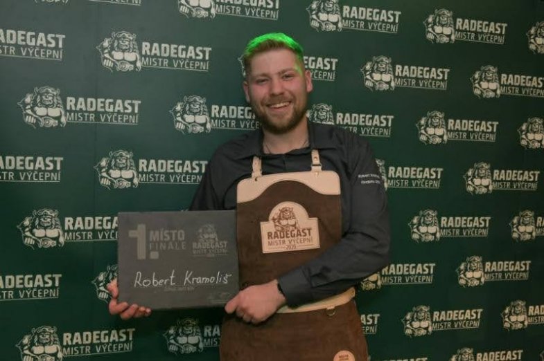 Mistrem výčepního řemesla v soutěži Radegast Mistr Výčepní 2020 se stal Robert Kramoliš z Pivnice Harcovna v Rožnově pod Radhoštěm.jpg Mistrem výčepního řemesla v soutěži Radegast Mistr Výčepní 2020 se stal Robert Kramoliš z Pivnice Harcovna v Rožnově pod Radhoštěm