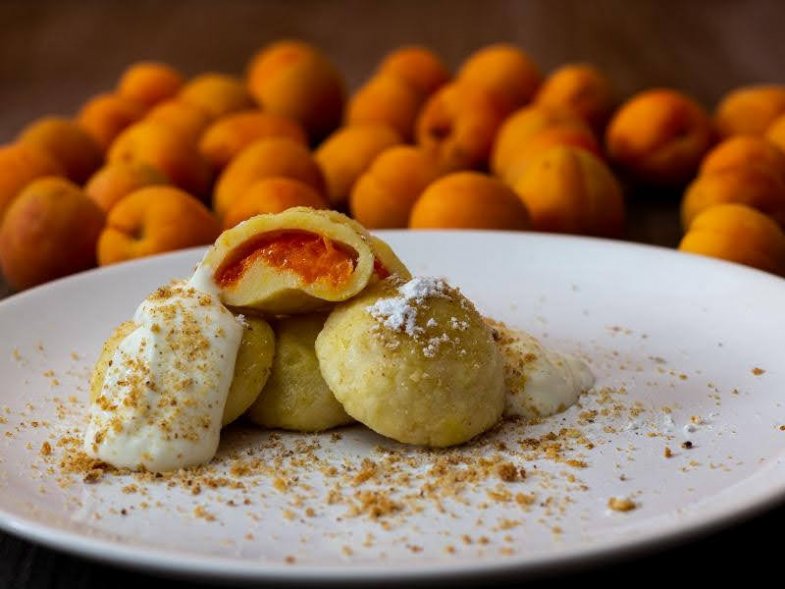 Bramborové knedlíky s meruňkami, tvarohem a skořicovou strouhankou od Jirky Matějky .jpg Bramborové knedlíky s meruňkami, tvarohem a skořicovou strouhankou od Jirky Matějky