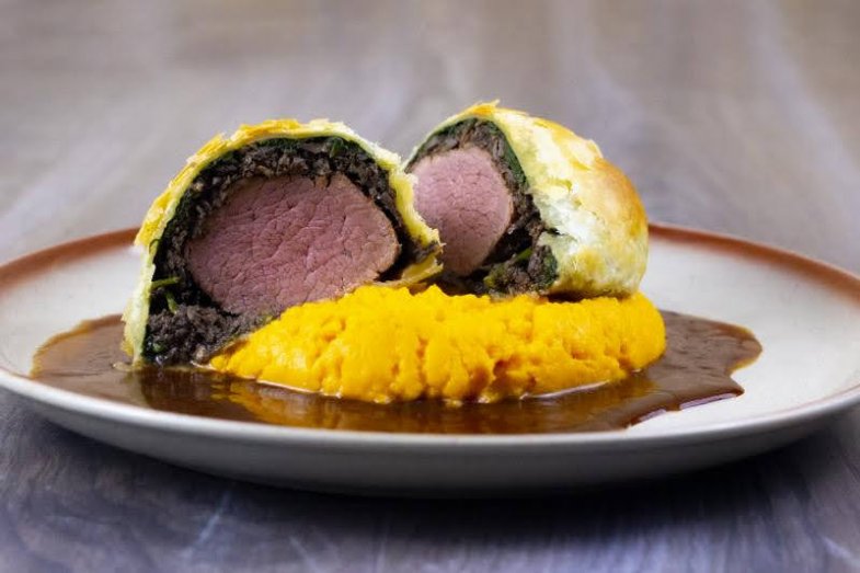 Hovězí Wellington s omáčkou demi-glace a batátovým pyré od Jirky Matějky.jpg Hovězí Wellington s omáčkou demi-glace a batátovým pyré od Jirky Matějky