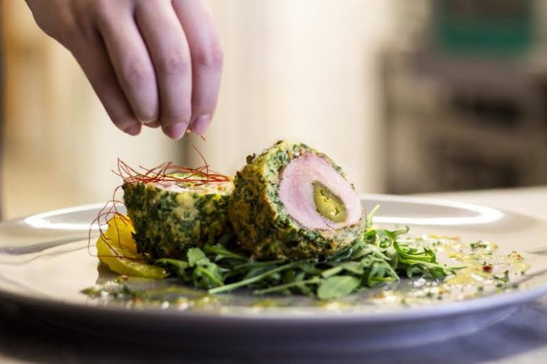 Vepřová panenka špikovaná jalapenos v bylinkové strouhance, rukolový salát s pomerančem od Jirky Matějky.jpg Vepřová panenka špikovaná jalapenos v bylinkové strouhance, rukolový salát s pomerančem od Jirky Matějky