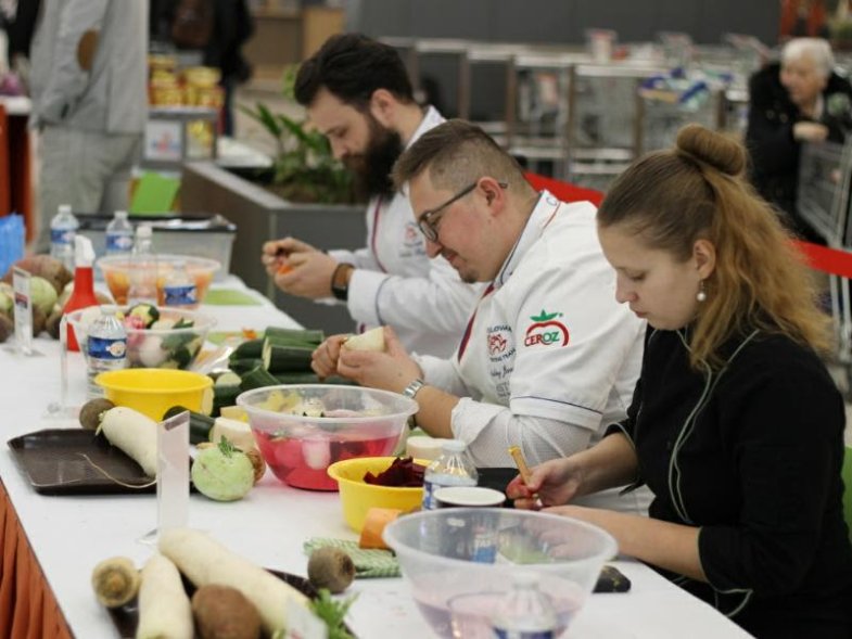 Česko a Slovensko zavalily růže ze zeleniny.jpg Česko a Slovensko zavalily růže ze zeleniny