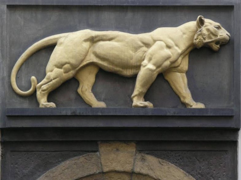 Domovní znamení U Zlatého tygra, foto: Matěj Baťha CC BY-SA 3.0.jpg Domovní znamení U Zlatého tygra, foto: Matěj Baťha CC BY-SA 3.0