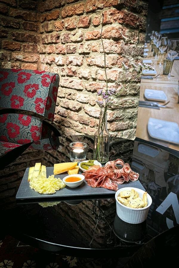 Vinograf na Vinohradech s nábytkem od Modernisty.jpg Vinograf na Vinohradech s nábytkem od Modernisty