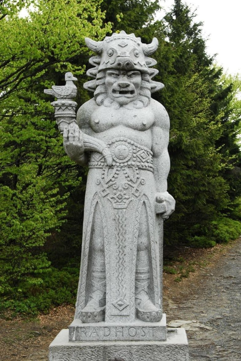 Socha boha Radegasta slaví čtvrtstoletí.jpg Socha boha Radegasta slaví čtvrtstoletí