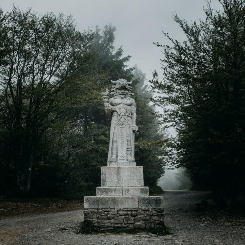 Socha boha Radegasta slaví čtvrtstoletí.jpg Socha boha Radegasta slaví čtvrtstoletí