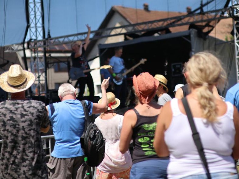 Svijanské pivní slavnosti přilákaly i ve vedru tisíce.jpg Svijanské pivní slavnosti přilákaly i ve vedru tisíce