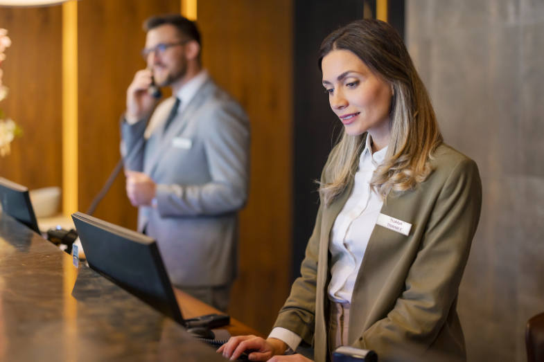 Praha, ilustrační fotografie, Canva.png Hotel concierge, ilustrační fotografie, Canva