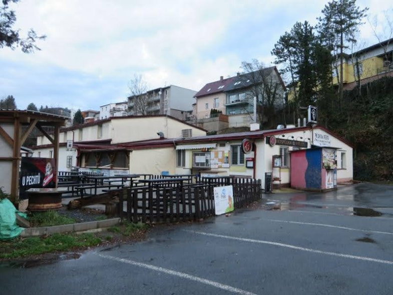 Restaurace U Pechtů před rekonstrukcí exteriéru.jpg Restaurace U Pechtů před rekonstrukcí exteriéru