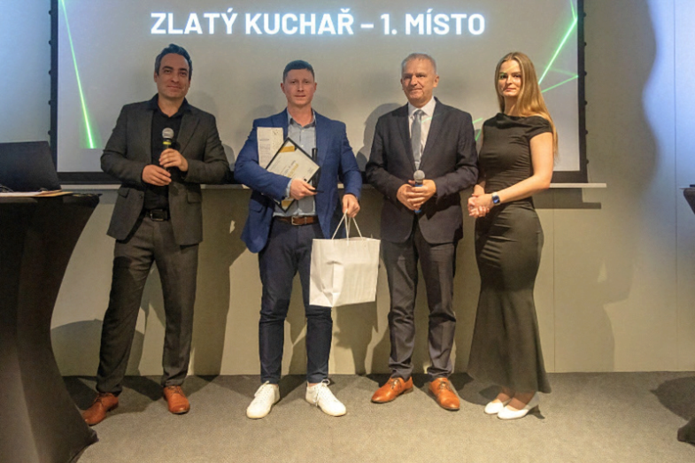 Cenu Tomášovi předal pan Miroslav Kubec, foto: Gastro & Hotel.png Cenu Tomášovi předal pan Miroslav Kubec, foto: Gastro & Hotel